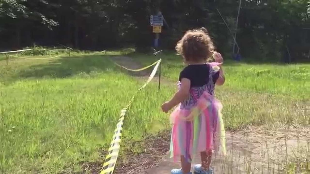 Küçük Kızın Ekmek Atıp Beslemesine Müsaade Etmeyerek Kalp Kıran Ördek