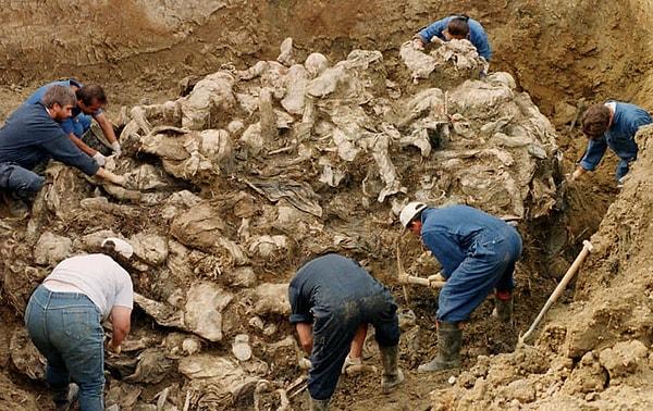 11. Sırp askerler cesetlerin kimlikleri tespit edilmesin diye cesetleri parçalayarak sayıları 64'ü bulan toplu mezarlara gömdüler.
