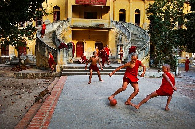 11. Futbol oynayan rahipler, Myanmar