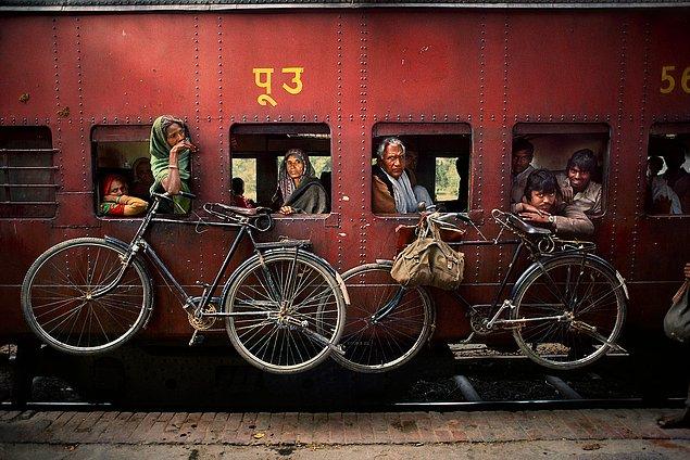 12. Tren pencerelerine bağlanmış bisikletler, Hindistan