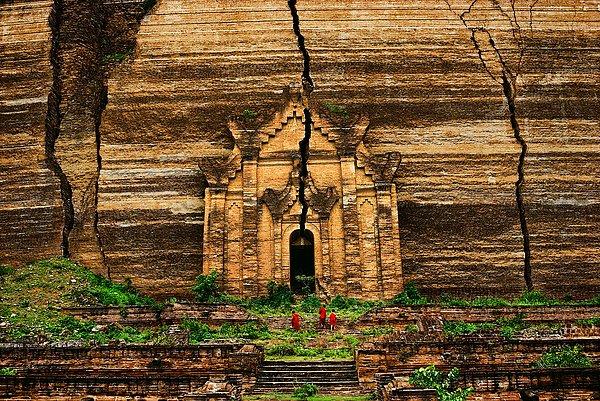 24. Tapınağa tırmanan rahipler, Myanmar