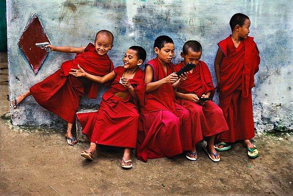 17. Tetris oynayan genç rahipler, Hindistan