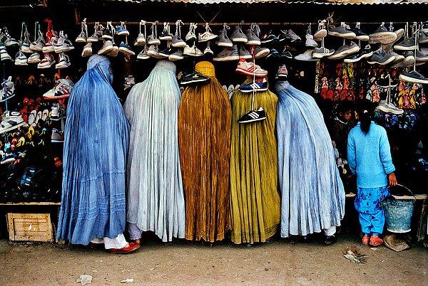 18. Ayakkabı alışverişi yapan Afgan kadınlar.