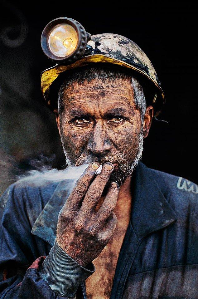 20. Kömür madencisi sigara içerken, Afganistan