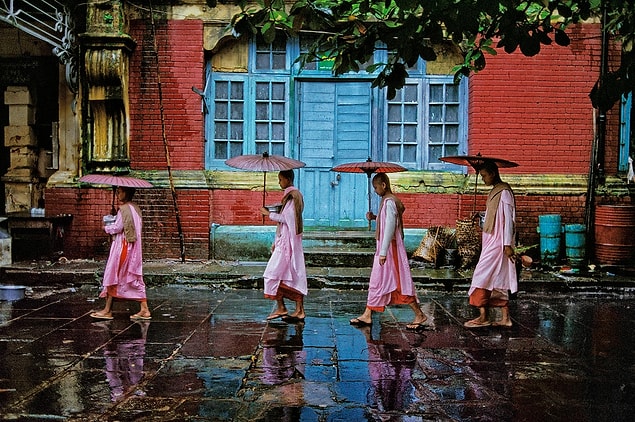 25. Myanmarlı rahibeler yağmurda yürürken.