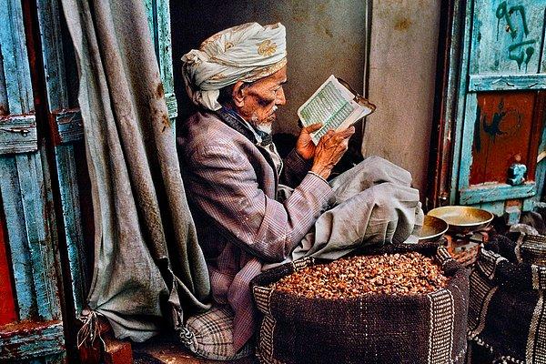 39. Kitap okuyan yaşlı bir adam, Yemen