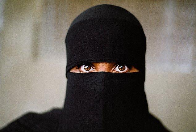 40. Kara çarşaflı bir kadın, Yemen