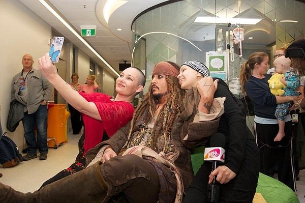 Espirileriyle ve güler yüzüyle gönülleri fetheden Depp, çocuklarla tek tek ilgilenip, selfie çektirdi.
