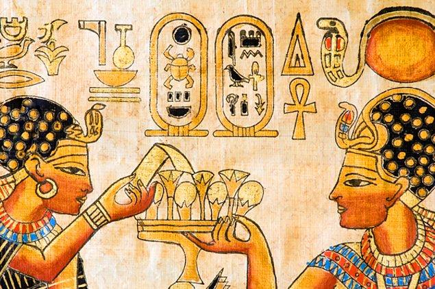 1. Ağda'nın mucidi Kleopatra, arı balının peteğini ve balı kullanmaya başlıyor.