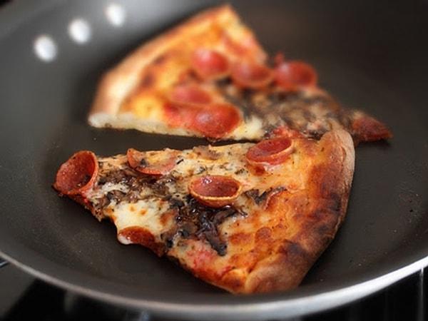 12. Tavada ısıttığınız pizzalarda/pidelerde kapak kullanmak hamurlarını yumuşatır.