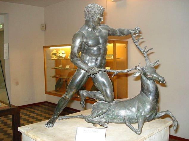 3. Artemis'in Kutsal Hayvanlarından Kyreneia Geyiğini Yakalamak