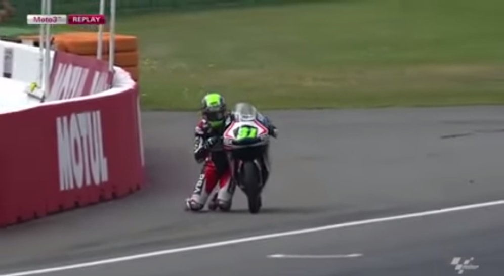 Yarış Sırasında Hakimiyetini Kaybeden Adamın Motorun Yanında Giderek Bitiş Çizgisini Geçmesi