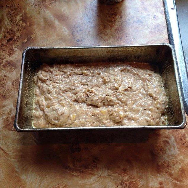 9. Bir kek kalıbına alıp 180 derecede 30-40 dakika pişiriyoruz.