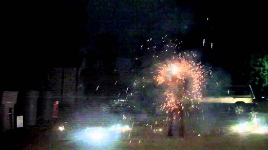 Fişeklerle Dans Ederek İzleyenlere Görsel Şölen Sunan Adam