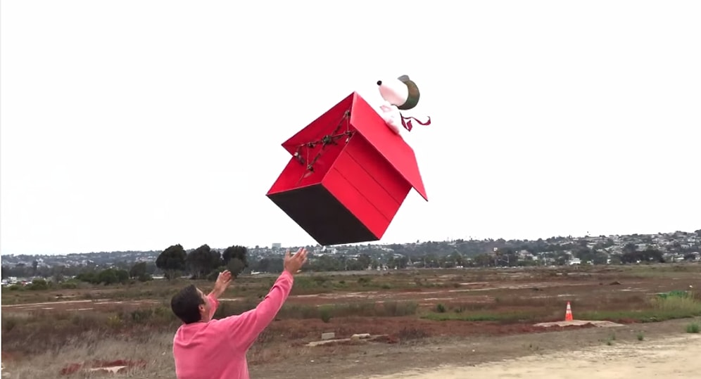 Kırmızı Kulübesiyle Uçan Snoopy Temalı Drone