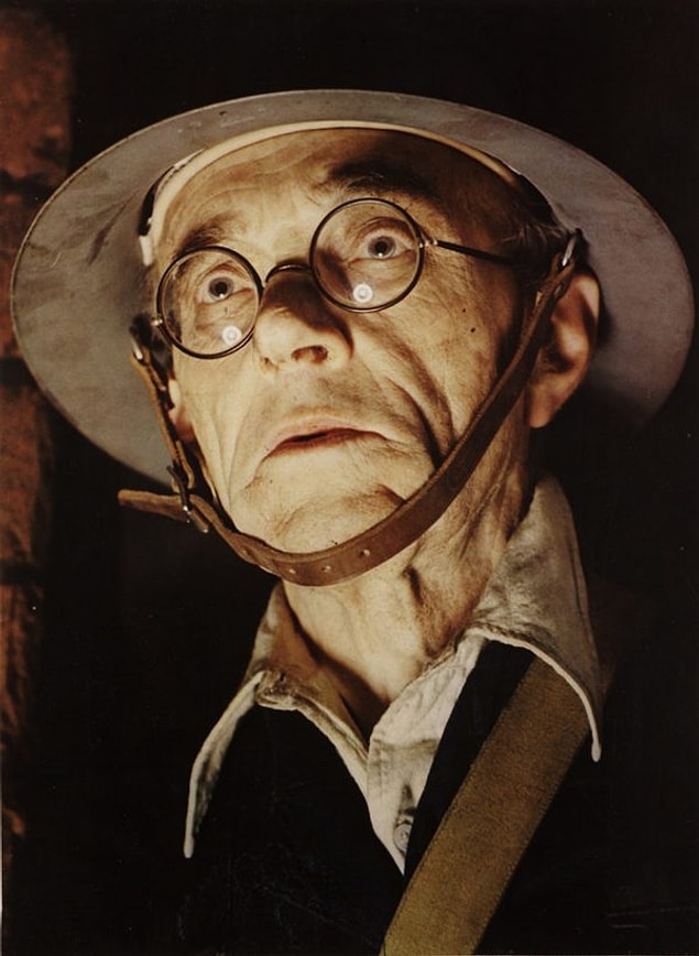 2. Yangınları rapor eden görevli - John Hinde (1944)