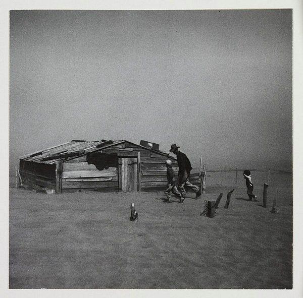 7. Baba ve oğulları toz fırtınasına karşı yürüyüşü - Arthur Rothstein (1936)