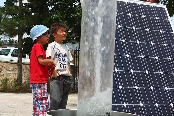 15. Almanya'nın Ankara Büyükelçiliği'nin desteğiyle, okula güneş panelleri ve güneş panelleri ile çalışan lambalar yerleştirilir.