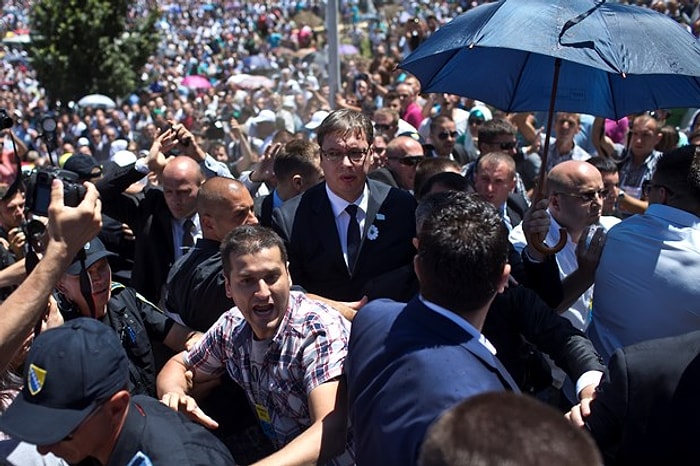 Srebrenitsa Anmasında Sırp Başbakan'a Taşlı Protesto