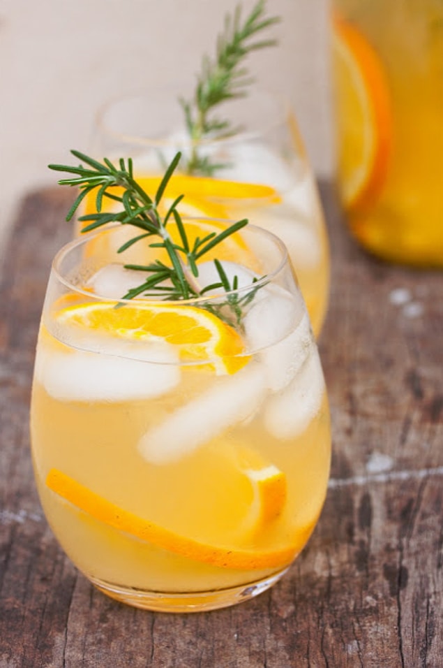 7. Birazcık sağlıklı olalım: Limonlu Biberiyeli Soğuk Yeşil Çay