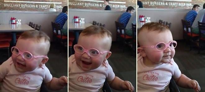 Yeni Gözlükleri ile Daha İyi Görebilen Bebeğin Mutluluğu
