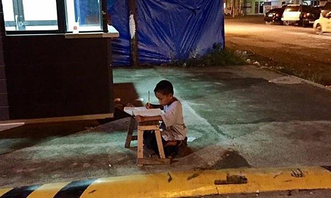 Tek Bir Kareyle Dünyaca Ünlü Oldu; Sokak Işıkları Altında Ödevini Yapmaya Çalışan Evsiz Çocuk