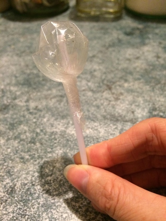 15. Karıncalar tarafından yenmiş bir lolipop