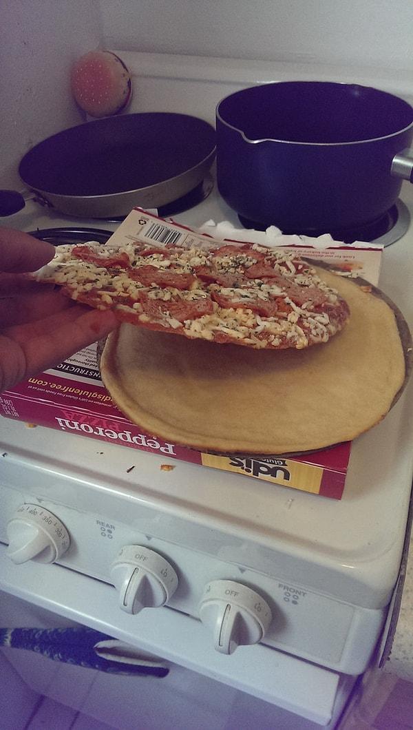 26. Hamuru ile malzemesi ayrılmış bir pizza