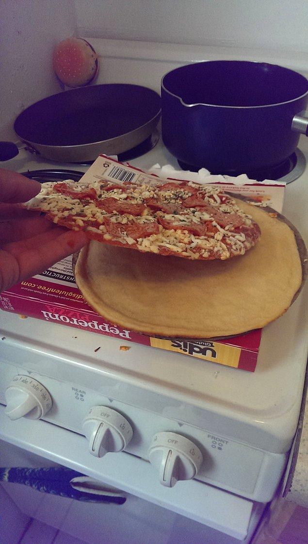 26. Hamuru ile malzemesi ayrılmış bir pizza