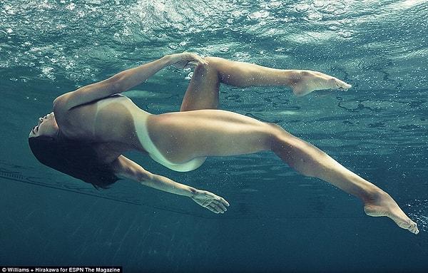 Güneşte eğlenceli mi? 32 yaşındaki sporcu, yayın için poz verdiği bir havuzda etkileyici bikini izlerini gösterdi.
