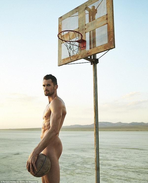 Smaç: Poz verdiği yer çöl gibi görünse de Kevin, bir basketbol potasının izlerini bulmayı başardı.