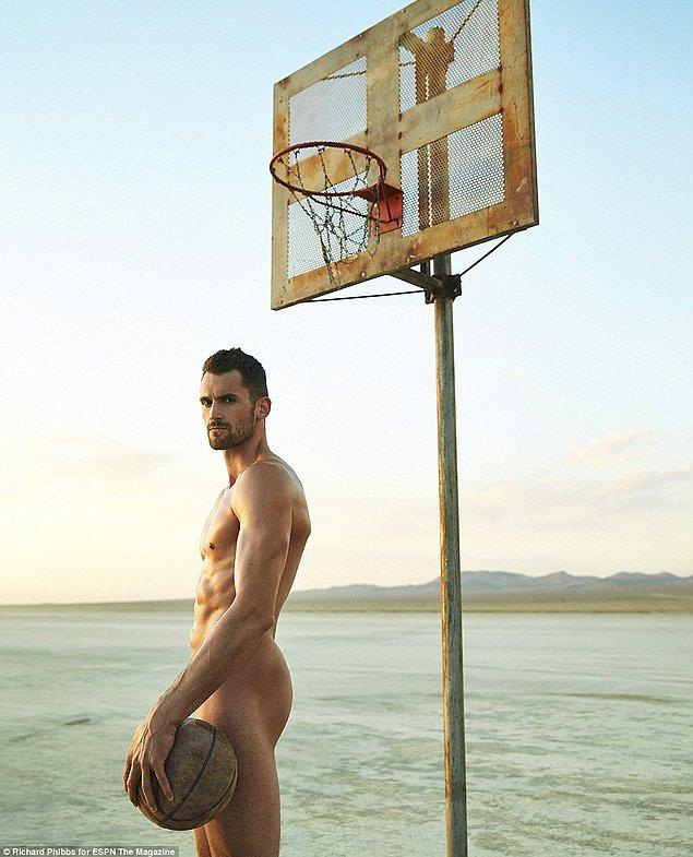 Smaç: Poz verdiği yer çöl gibi görünse de Kevin, bir basketbol potasının izlerini bulmayı başardı.