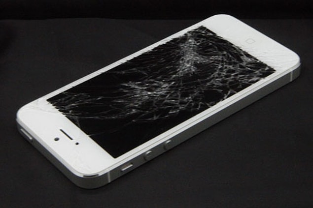 11. Telefonu böyle kırık olan arkadaş.