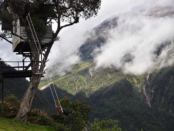 12. Casa de Arbol'da, Tungurahua volkanı manzarasını izleyerek  ''Dünya'nın Sonundaki Salıncak''ta sallanmak cesaret ister.