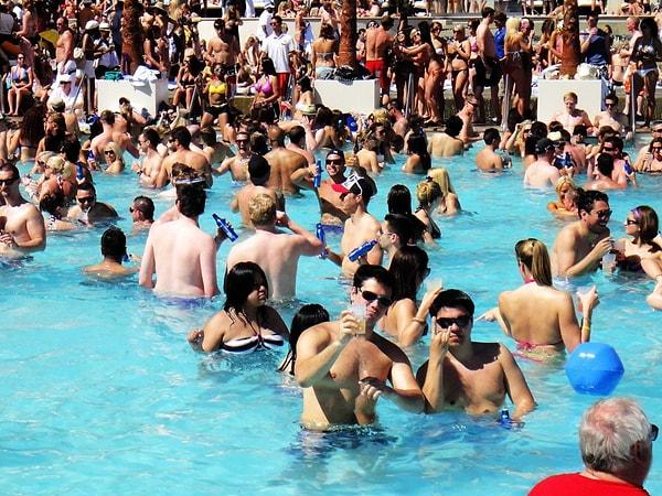 13. Las Vegas'taki havuz partileri serinletirken eğlendiriyor.