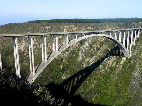 18. Güney Afrika'nın doğusu ve batısı arasında yer alan, dünyanın en yüksek bungee jumping köprüsü olan Bloukrans Köprüsü'nden bakmasak da mı atlasak yoksa atlamasak da mı baksak bilemedik.