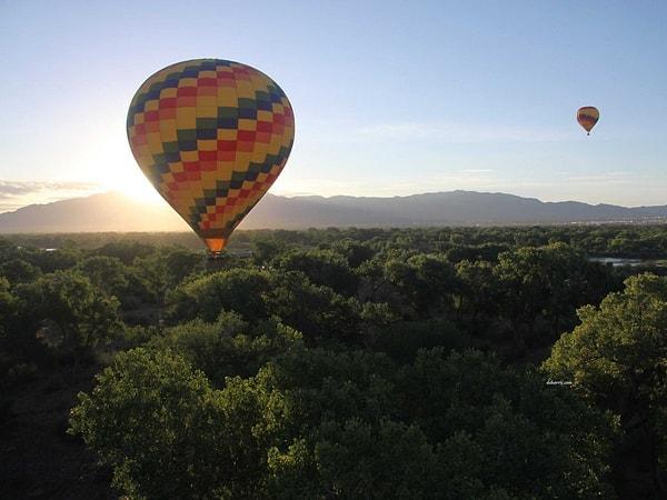 19. Kapadokya'da balon turu yaptıysanız, sıra New Mexico'nun Albuquerque şehrinde demektir.