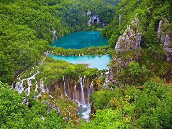 37. UNESCO'nun Dünya Kültür Mirası listesine aldığı Plitvice Gölleri'nde bir yürüyüşe kim hayır diyebilir?