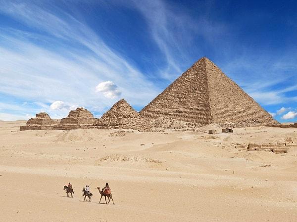 38. Kahire'ye gidip, Gize'deki piramitleri bir de yakından görün.