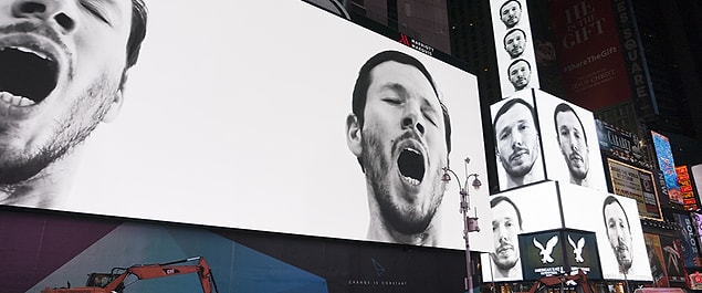 Çalışmanın sahibi sanatçı Sebastian Errazuriz'un amacı gerçeğe dönüşmüş durumda. Çünkü dev ekranları gören herkes esnemeye başlıyor.