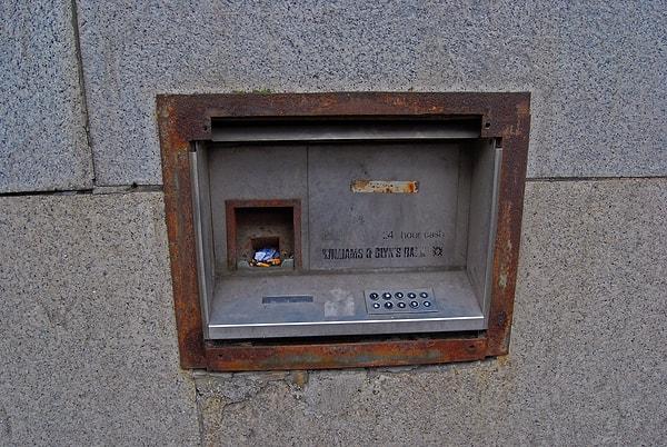 İskoçyalı John Shepherd-Barron isimli bir mucit, tarihteki ilk ATM makinesini Londra’daki Barclay Bankası için yarattı. Bu ATM’lerde önceden plastik kartlar yoktu. Özel bir carbon-14 güvenlik sistemli çekler kullanılıyordu