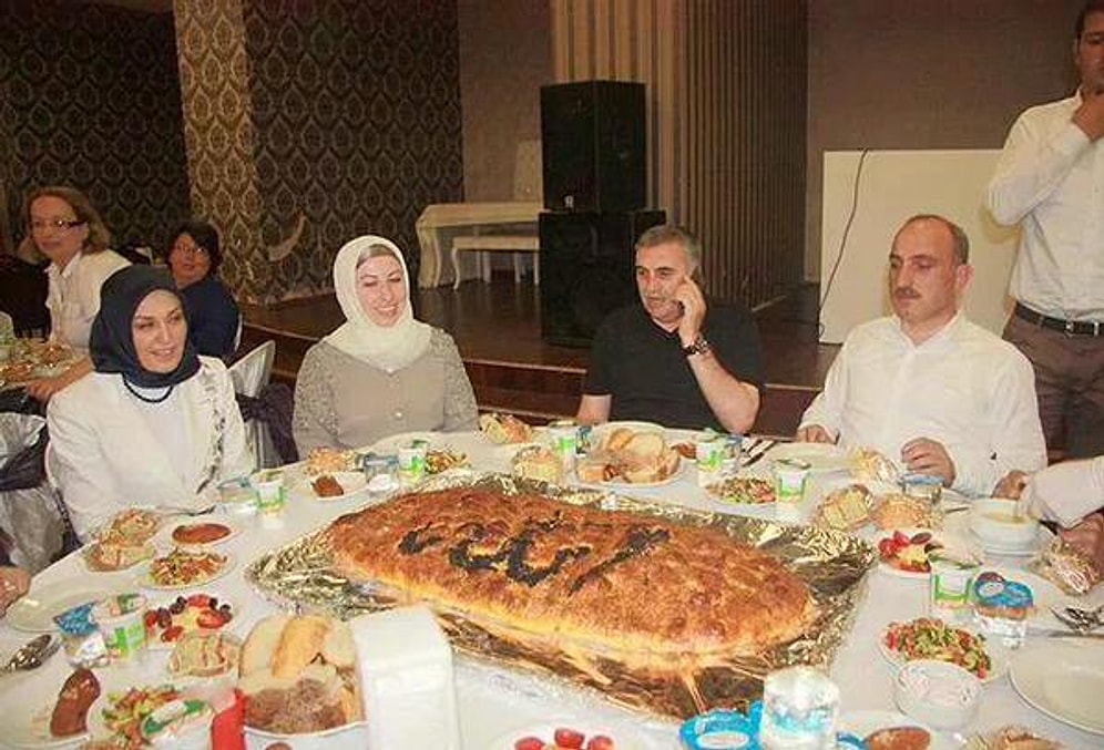 AKP İftarında Üzerinde 'Allah' Yazan Pide İkram Edildi...