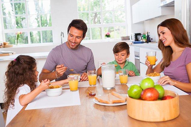 6. Ailece, uzun zamandır yapamadığınız o kahvaltıyı yapmak. Annenin ve babanın ilk defa bir yere yetişmeye çalışmadığını görmek.