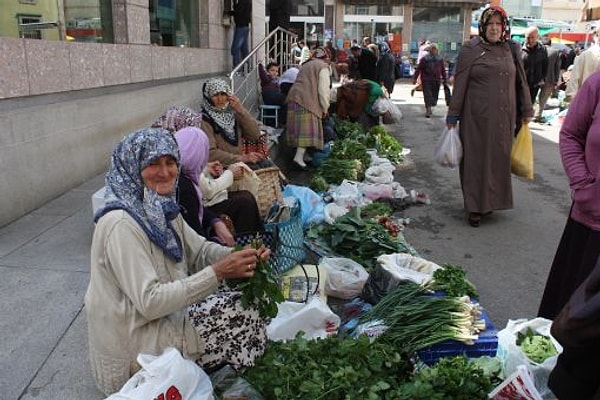 19. Paraya, sadece akşam sofrasına yemek koymayı becerebildiği ölçüde kıymet verir.