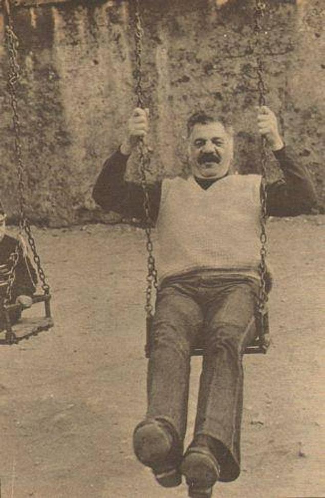 8. 1984 Erol Taş, Cankurtaran çocuk parkında eğlenirken..