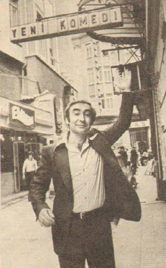 16. 1974-Şener Şen, Yeni Tiyatro sahnesinin önünde.