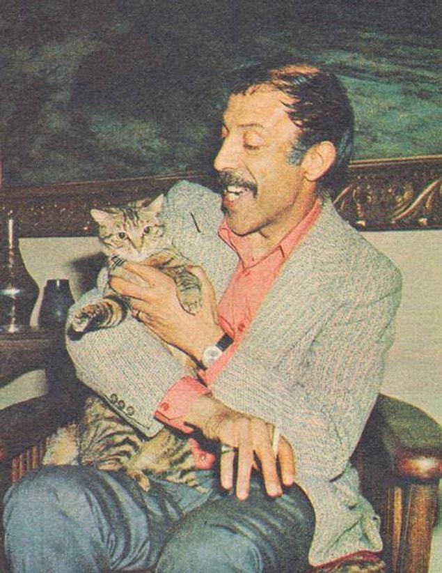 18. 1974 / Münir Özkul ve Saime isimli tekir kedisi.