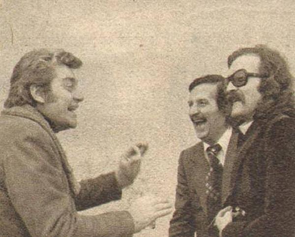 20. 1976 / Ekrem Bora ve Cem Karaca , Cem Karaca ve organizatör Kamuran Ilıcak`a fıkra anlatıyor.