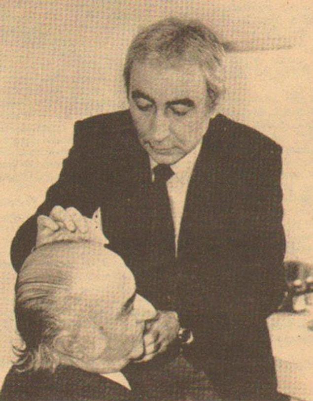 47. Şener Şen, babası Ali Şen`in makyajını yaparken.