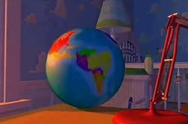 4. Riley’nin sınıfındaki Dünya küresi Oyuncak Hikayesi'nde kullanılan küre ile aynı.